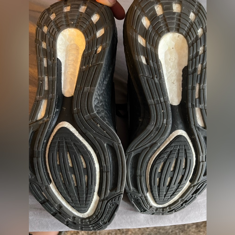 Women’s Adidas Ultraboost 22 size 9